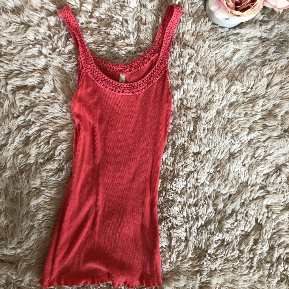 Tank top with knit straps